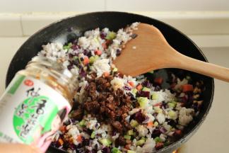 加入香菇酱，因为有小朋友，所以选择了原味的，特别香，继续炒匀。