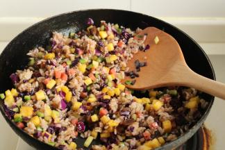 根据口味酌情加盐，翻炒均匀，不需要太久，炒匀就可以关火了。