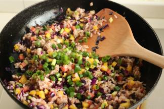 最后撒上剩余的葱末，五彩缤纷的香菇酱菠萝饭就完成了。