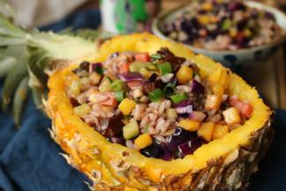 以菠萝为容器，吃起来更是有趣，开动吧。