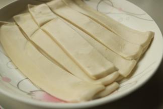 提前做一些烩面片醒发，也可以买现成的，不过有地域限制性啦。改天专门说说烩面片如何自制。