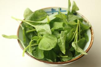 苋菜一小把去除老根，洗净，我自己种的哦，超级鲜嫩。