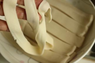 烩面拉长拉薄。