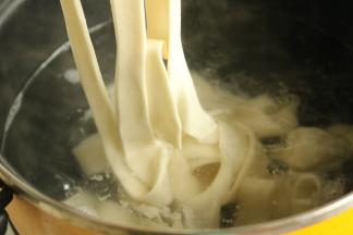 放入烧开水的汤锅里。