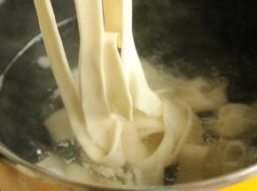 放入烧开水的汤锅里。
