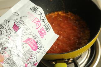 加入一包意面肉酱。