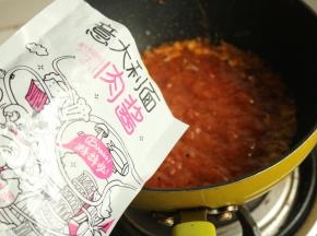 加入一包意面肉酱。