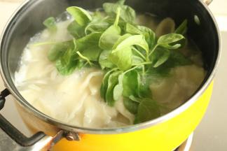 加入嫩嫩的苋菜叶子，再煮10秒钟就差不多好了。