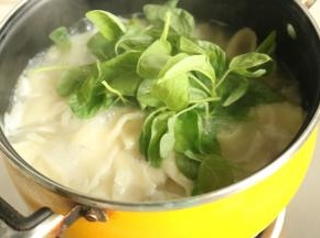 加入嫩嫩的苋菜叶子，再煮10秒钟就差不多好了。