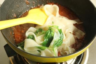 煮好的烩面放进去。