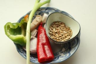 准备好蔬菜的材料。