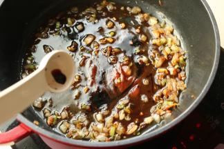 下入一勺蚝油，一勺蒸鱼豉油，一勺番茄酱，一勺白糖，半勺老抽，一勺醋，一小勺盐，再加入三勺水。此处大勺是10毫升，小勺是1克。