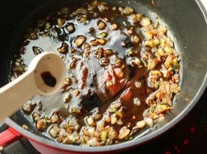 下入一勺蚝油，一勺蒸鱼豉油，一勺番茄酱，一勺白糖，半勺老抽，一勺醋，一小勺盐，再加入三勺水。此处大勺是10毫升，小勺是1克。