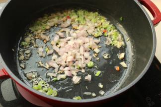 刚才煎排骨的余油，放入葱姜末爆香，再下入洋葱末爆香。