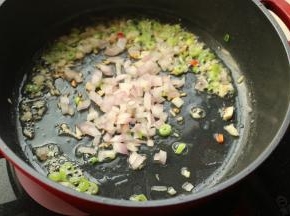 刚才煎排骨的余油，放入葱姜末爆香，再下入洋葱末爆香。