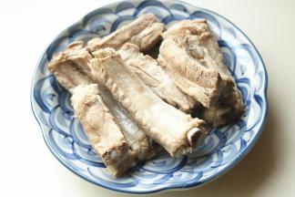 排骨切长段，选择小排，让师傅帮忙剁好。排骨冷水下锅，加入姜片，葱段和花椒。烧开后再煮3分钟，洗好去掉浮沫待用。