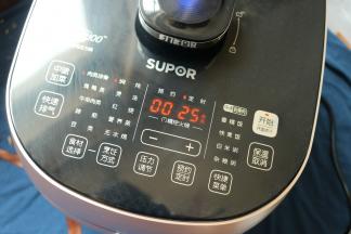 排骨放入压力锅内，加入能没过排骨的水，加入葱姜和适量盐。合上压力锅锅盖，选择排骨，炖煮程序，开启压力锅，等程序结束，指示灯变成绿色，就可以打开锅盖了。排骨捞出待用。