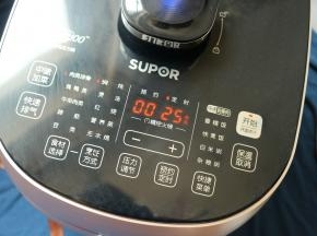 排骨放入压力锅内，加入能没过排骨的水，加入葱姜和适量盐。合上压力锅锅盖，选择排骨，炖煮程序，开启压力锅，等程序结束，指示灯变成绿色，就可以打开锅盖了。排骨捞出待用。