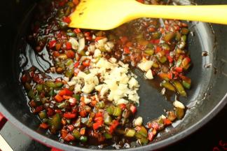 再下入蒜末炒匀。