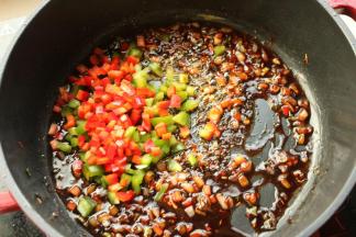 下入青红椒末翻炒。
