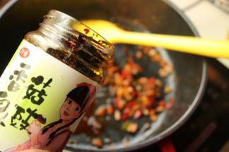 加2大勺仲景豆豉香菇酱炒匀。