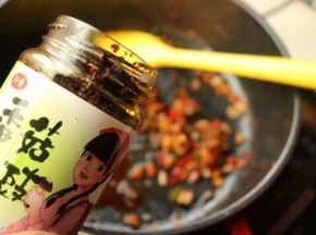 加2大勺仲景豆豉香菇酱炒匀。