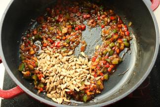 下入葵花籽仁，炒匀。