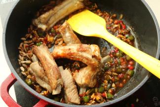 下入刚才煎好的排骨。