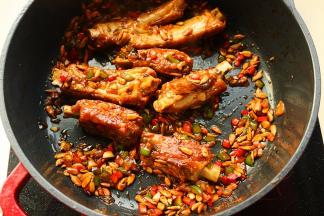 炒匀，使排骨表面沾上酱汁，就可以上桌了。