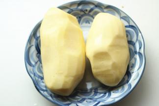 土豆去皮。