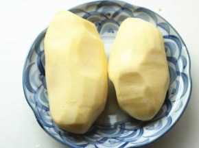 土豆去皮。