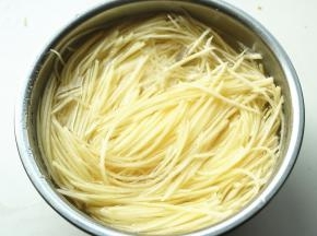 切好的土豆丝放入水里浸泡，去除淀粉。
