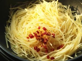 下入干辣椒末。