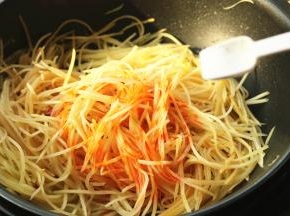 加入2小勺盐。