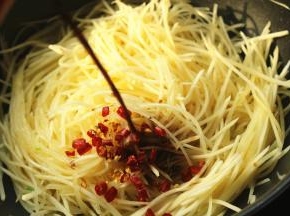 淋入醋。