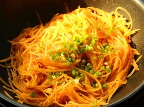 最后加入剩余的葱末，搅匀即可关火。
