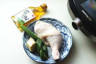 准备好鸡腿和调料。