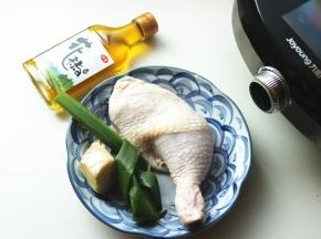 准备好鸡腿和调料。