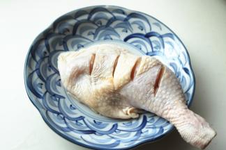 鸡腿洗净，表面打花刀，这样更容易入味。
