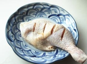 鸡腿洗净，表面打花刀，这样更容易入味。