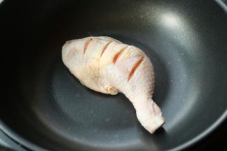 整理好的鸡腿放入锅内。