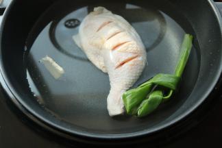 加入水，以及适量盐。