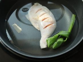 加入水，以及适量盐。