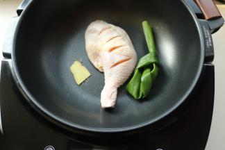 放入姜片和葱结。