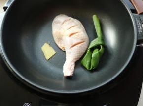 放入姜片和葱结。