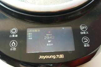 选择山药鸡腿汤的程序，不需要安装搅拌轴。启动炒菜机。