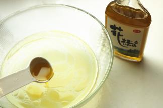 过滤出鸡汤，放进碗里。