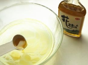 过滤出鸡汤，放进碗里。