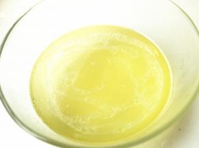 尝尝味道，酌情加盐调味，加入仲景花椒油，根据自己的口味添加，我大约加了20毫升。搅拌均匀。