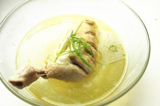 煮好的鸡腿放进碗里，浸泡一会，上桌前加葱丝装饰，就可以了。如果喜欢辣的还可以加一些小红油。